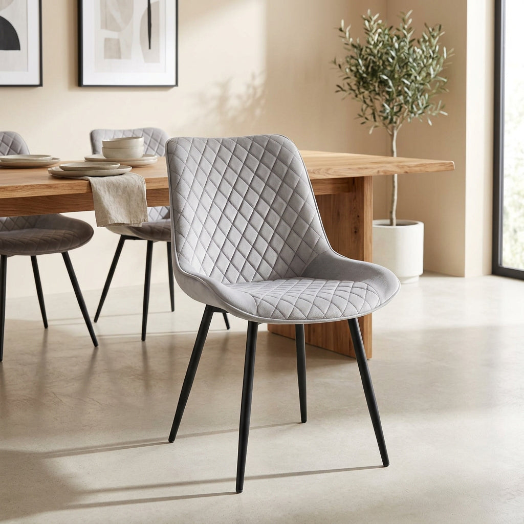 Silla Felicia de Terciopelo Gris Claro con Patas Metálicas Negras