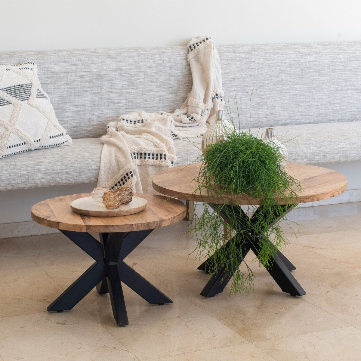 SET DE 2 MESAS DE MADERA DE ACACIA — FUNCIONALES Y ELEGANTES